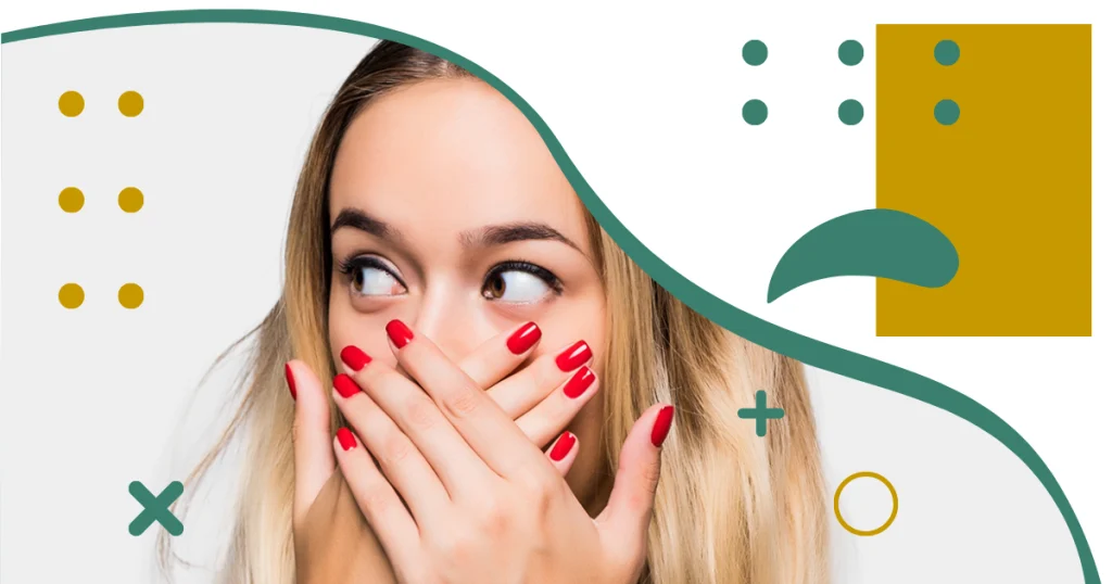 Mujer sorprendida cubriéndose la boca con la mano, simbolizando el miedo a perder los dientes, tema central del artículo de Arenas Clinic, clínica dental en Linares y Granada