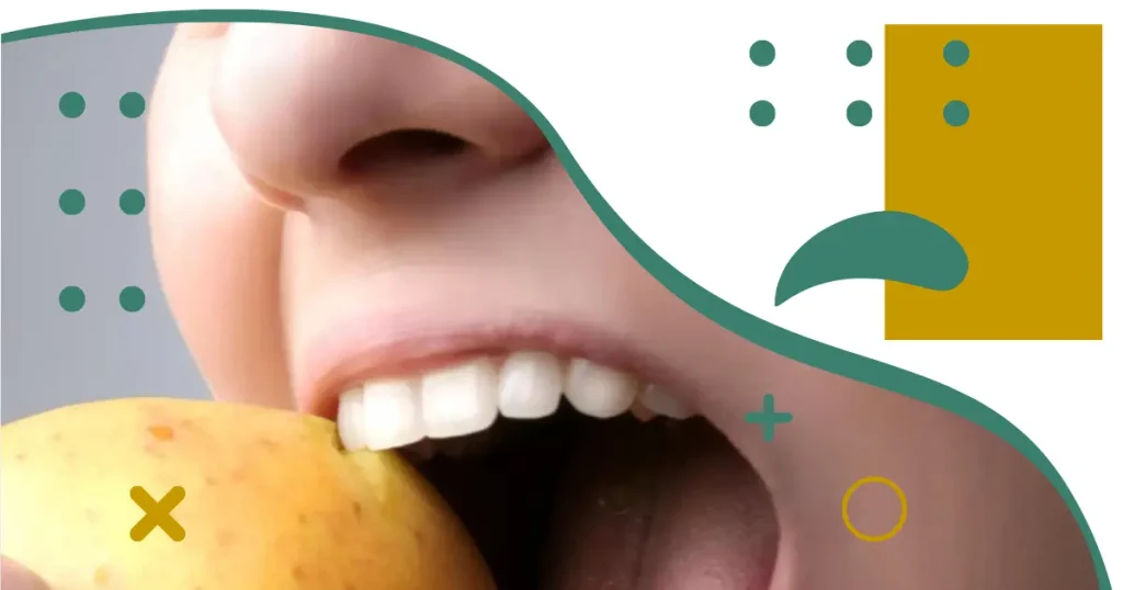 Mujer mordiendo una manzana amarilla, enfocando en sus dientes y el acto de morder que conoce la función de cada diente